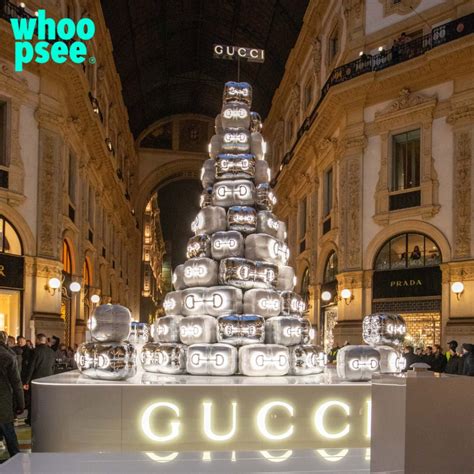 natale gucci|Milano, ecoattivisti imbrattano albero di Gucci in Galleria.